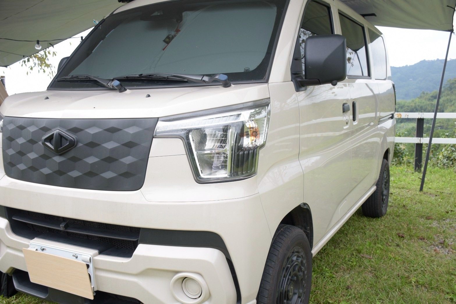 奶寶車頭與前燈、菱格紋水箱罩特寫